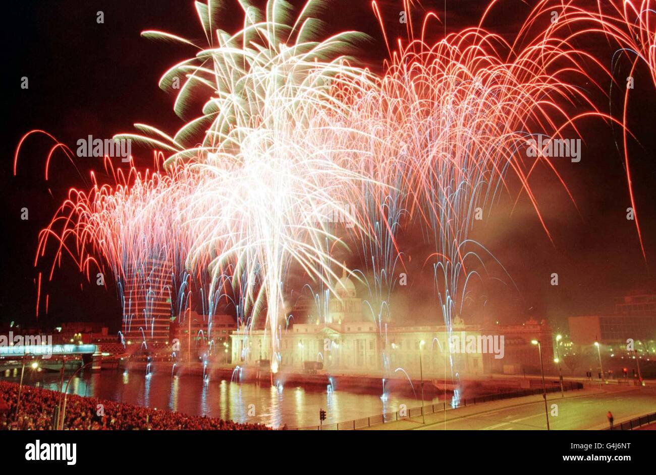 Mehr als 100000 Menschen versammelten sich am Ufer des Liffey in Dublin, Irland, zu einer glitzernden Straßenparty und einem Feuerwerk, das die Feierlichkeiten zum St. Patrick's Day und zu neun Monaten Festlichkeiten, die ins Jahrtausend führten, anstoßen sollte. * die erste offizielle Veranstaltung weltweit, die das Jahr 2000 einläutet. Stockfoto