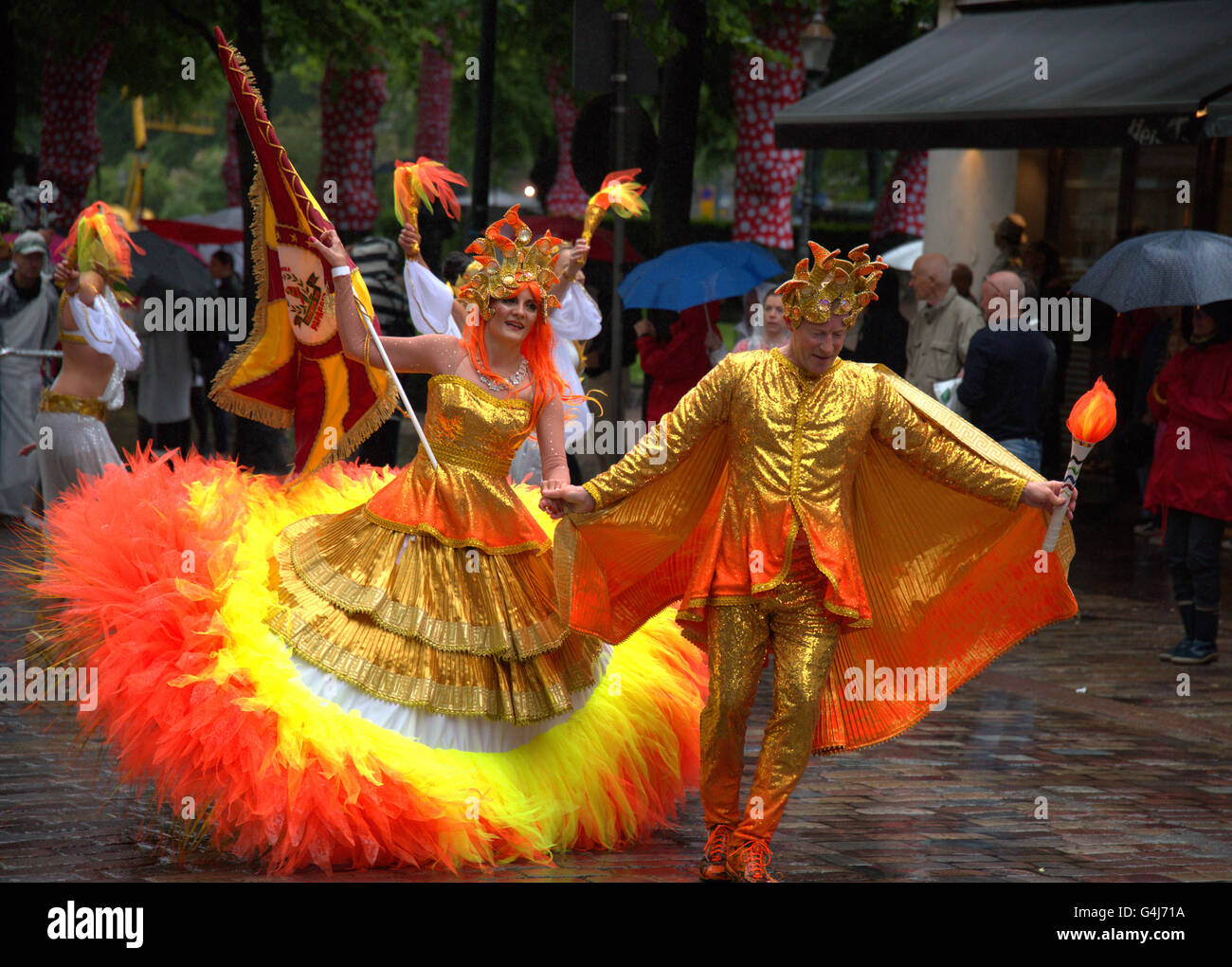 Tänzer im Regen bei Samba Umzug am 26. Helsinki Samba Karneval Stockfoto