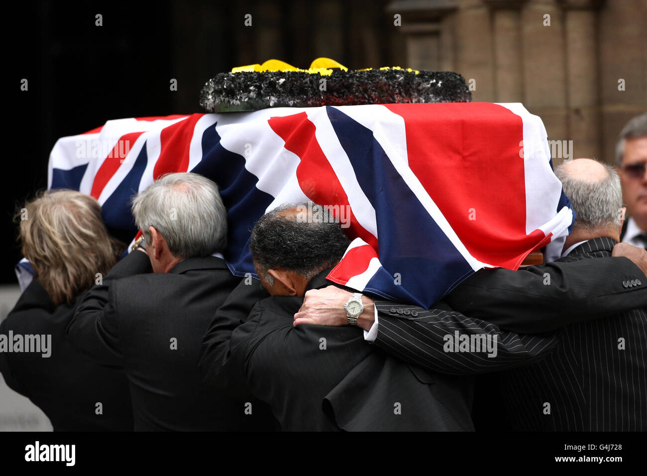 Ehemalige Kameraden tragen den Sarg des SAS-Helden John McAleese bei seinem Trauerdienst in der Hereford Cathedral. Stockfoto