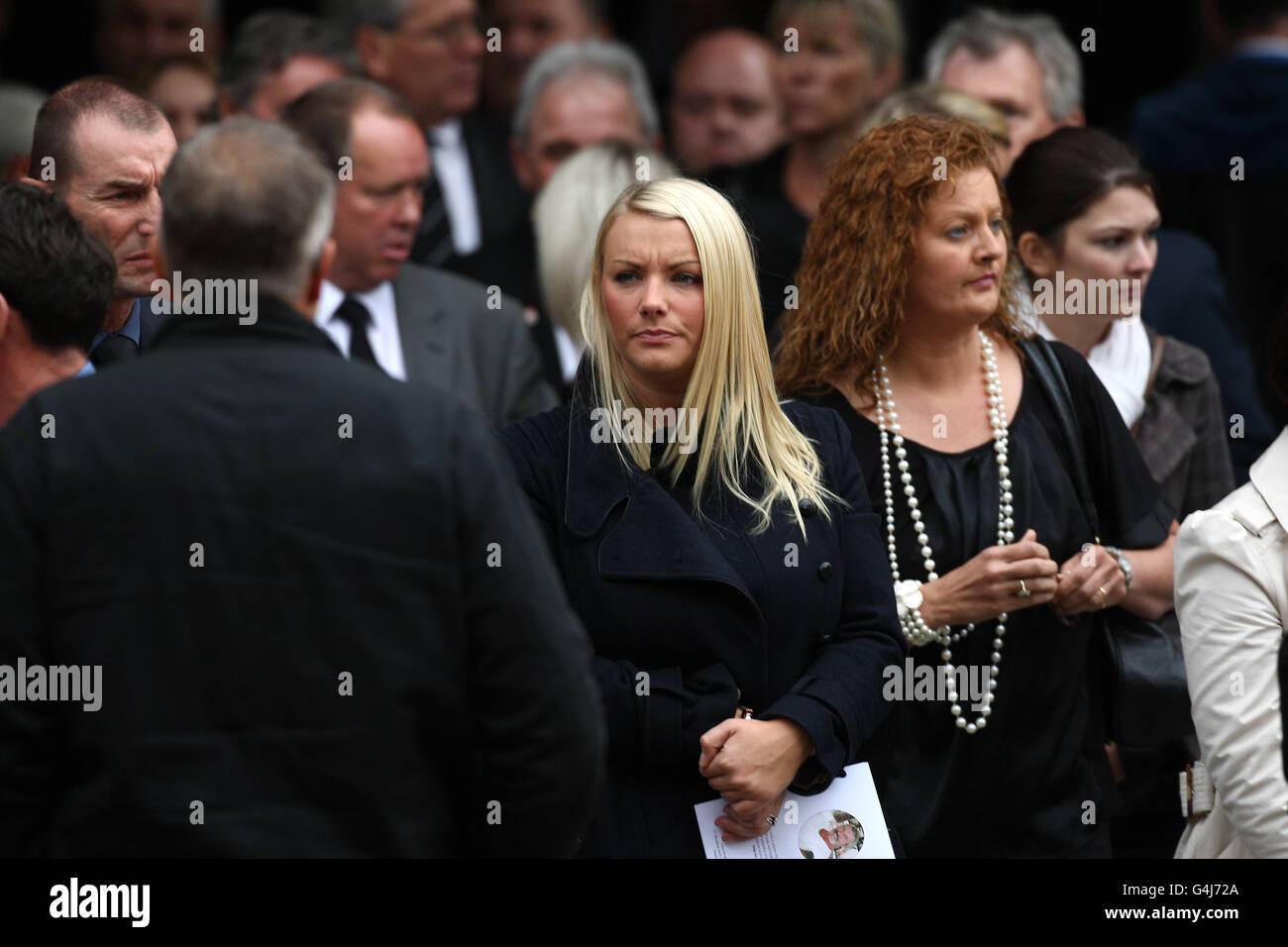 Trauernde nehmen an der Beerdigung des SAS-Helden John McAleese in der Hereford Cathedral Teil. Stockfoto