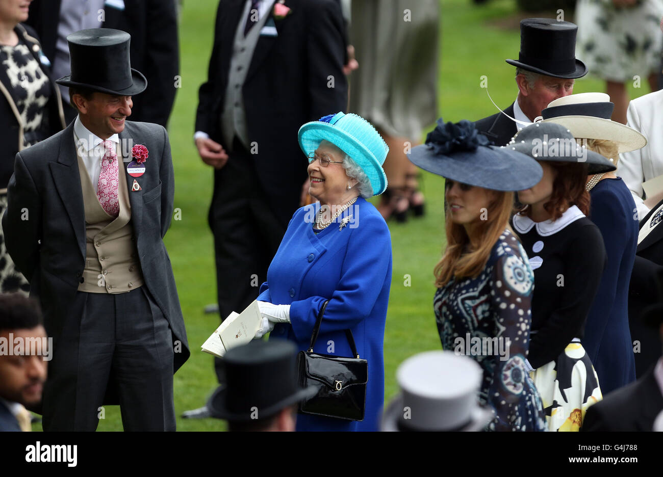 Königin Elizabeth II in der Parade Ring tagsüber fünf Royal Ascot 2016 auf dem Ascot Racecourse. Stockfoto