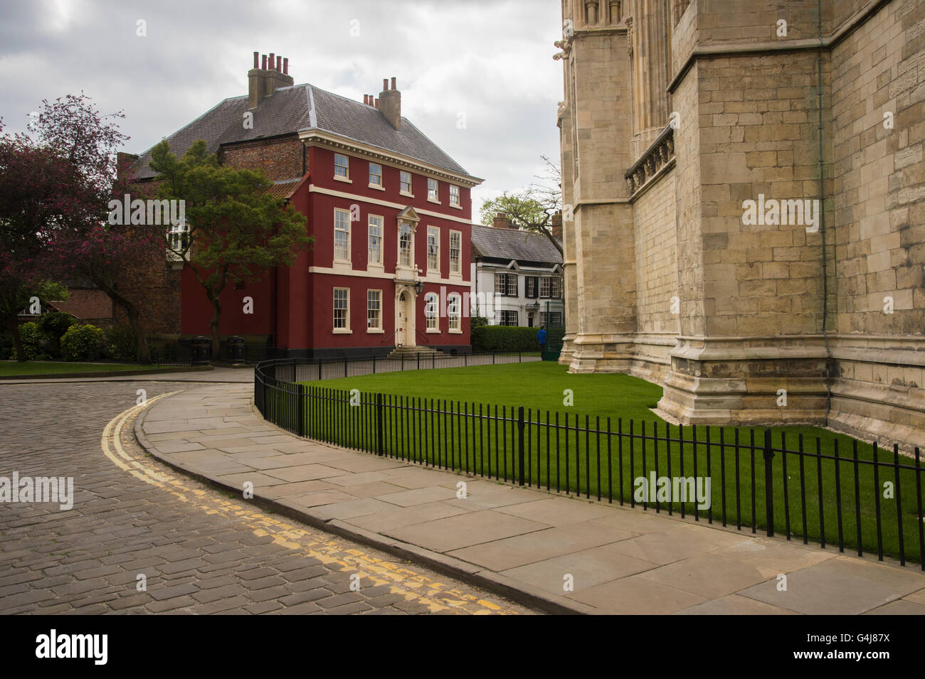 Blick auf den Weg, vorbei an der georgischen, Red House und das Ostende des Münsters - York, North Yorkshire, England verläuft. Stockfoto