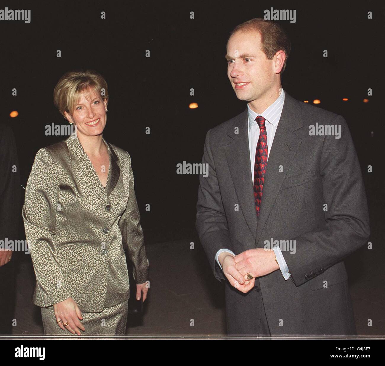 Prinz Edward und Verlobte Sophie Rhys Jones besuchen die Produktion von Bram Stokers „Dracula“ am Northern Ballet Theatre im Sadler's Wells Theatre in London. Stockfoto