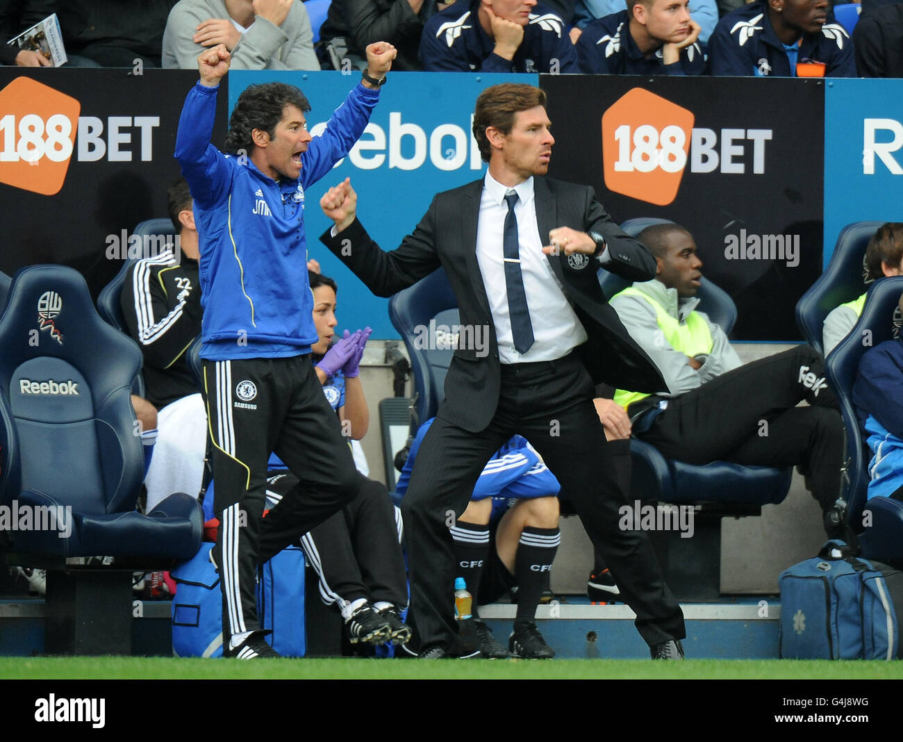 Fußball - Barclays Premier League - Bolton Wanderers gegen Chelsea - Reebok Stadium. Chelseas Manager Andre Villas-Boas feiert, wie sein Team das vierte Tor erzielt Stockfoto