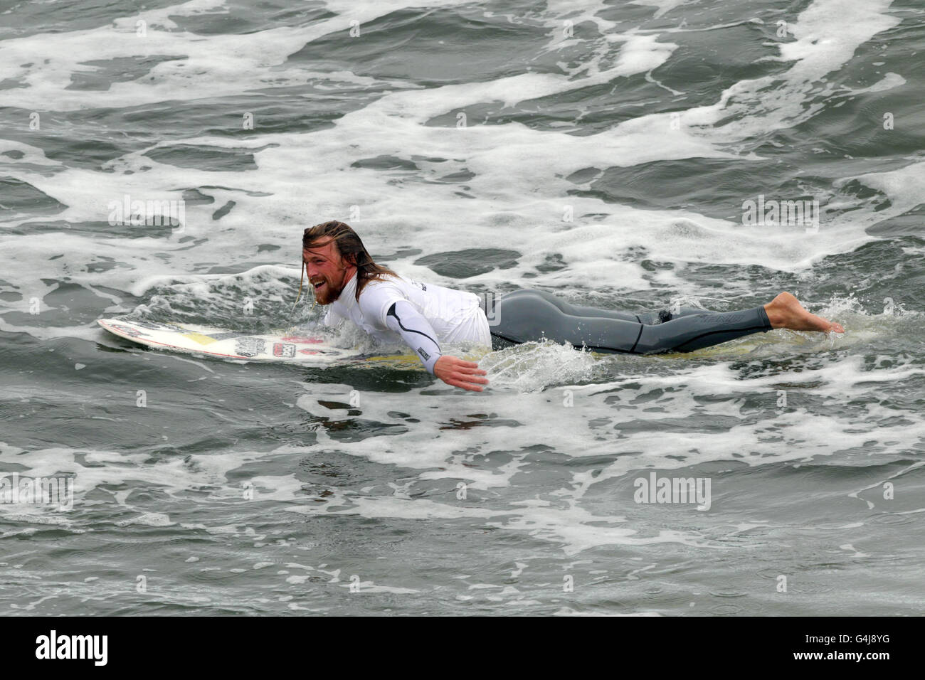 Trikots Ben Skinner gewinnt das Long Board Finale der European Surfing Championships, die in Bundoran in der Grafschaft Donegal, Irland, stattfinden. Stockfoto