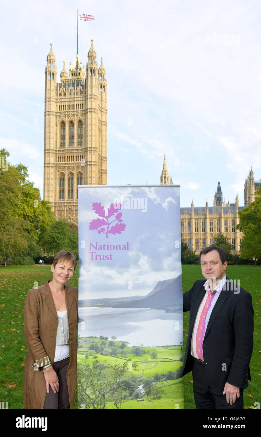 Caroline Lucas, Vorsitzende der Grünen Partei und Grüne Abgeordnete für Brighton Pavilion, im Bild mit Geri Silverstone, Beraterin für Auswärtige Angelegenheiten des National Trust, im Victoria Tower Gardens in Westminster, London, Caroline verspricht ihre Unterstützung für die Kampagne des National Trust, indem sie eine Petition gegen weitreichende Reformen des Planungssystems unterzeichnet. Stockfoto