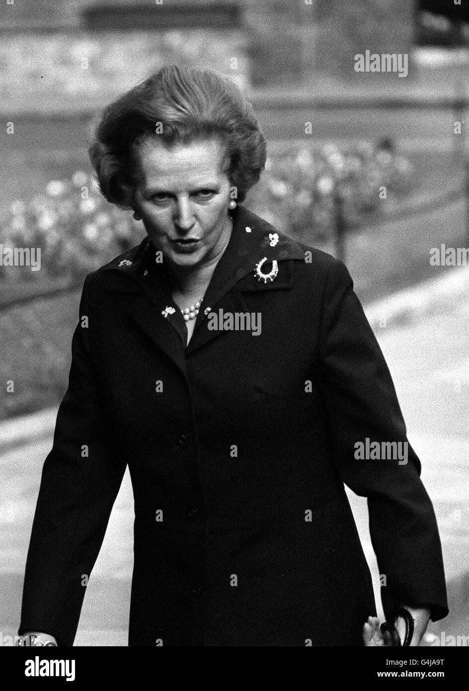 PA NEWS PHOTO 18/4/82 Margaret Thatcher bei Ankunft in der Nr. 10 Downing Street, London von Chequers Stockfoto