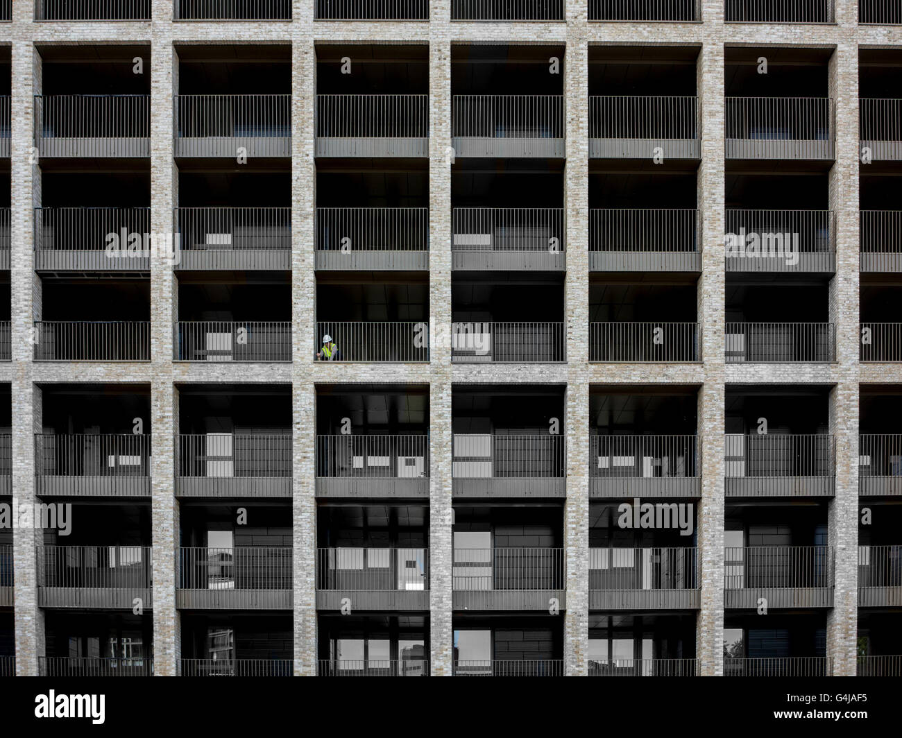 Ein Alleinarbeiter auf einer riesigen Baustelle Stockfoto