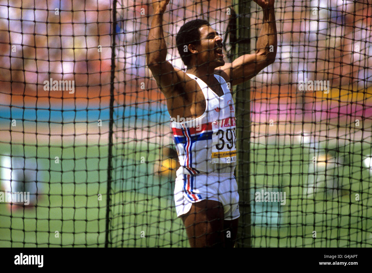 Der britische Daley Thompson feiert einen guten Wurf im Diskus auf dem Weg zu einem neuen Weltrekord von insgesamt 8847 Punkten. Stockfoto