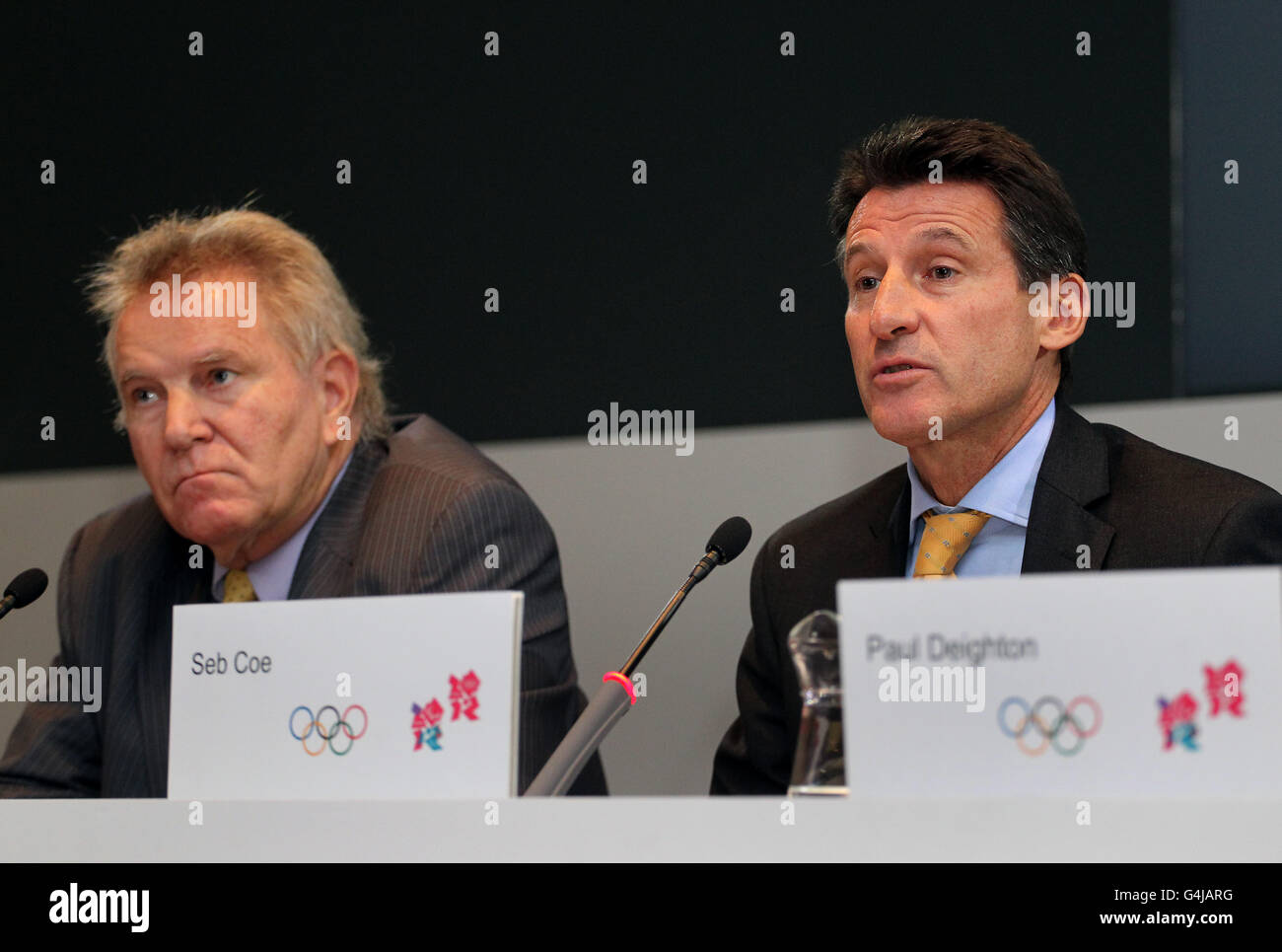 LOCOG-Vorsitzender Lord Sebastian Coe (rechts) neben IOC-Koordinierungskommission-Vorsitzender Denis Oswald während der Abschlusspressekonferenz der IOC-Koordinierungskommission im Freshfield Bruckhaus Deringer, London. Stockfoto