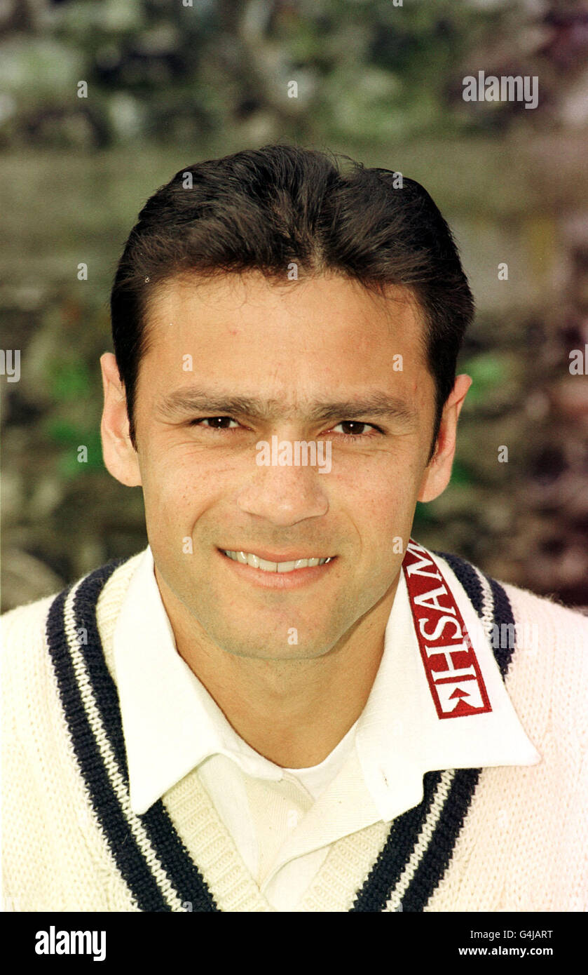 Mark Ramprakash, Kapitän der Mannschaft des Middlesex County Cricket Club. * 21/12/99: Ramprakash wurde als Deckmantel für den verletzten Batman Michael Vaughan zu Englands Tournee nach Südafrika gerufen. 5/2/2001: Ehemaliger Middlesex-Spieler Mark Ramprakash, der einen dreijährigen Vertrag mit dem Bezirksmeister Surrey unterzeichnet hat. Stockfoto