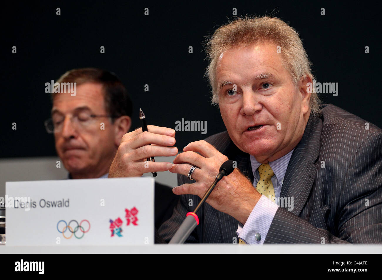 Der Vorsitzende der IOC-Koordinierungskommission, Denis Oswald (rechts), sowie der IOC-Exekutivdirektor für die Olympischen Spiele, Gilbert Felli (links), während der Abschlusspressekonferenz der IOC-Koordinierungskommission im Freshfield Bruckhaus Deringer, London. Stockfoto