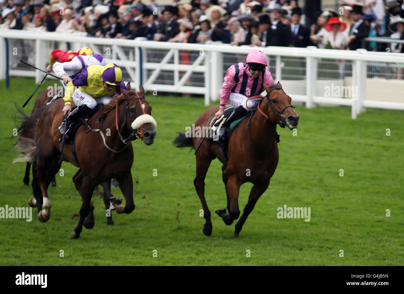 Outback gewinnt Traveller (rechts) von Martin Harley Gefahren die Wokingham Einsätze tagsüber fünf der Royal Ascot-2016 auf dem Ascot Racecourse. Stockfoto