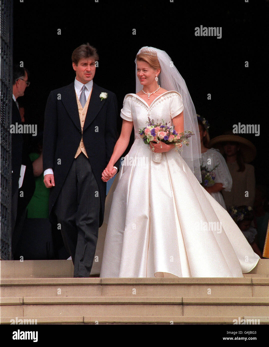 Lady Helen Windsor, Tochter des Herzogs und der Herzogin von Kent, und ihr Ehemann Tim Taylor verlassen nach ihrer Hochzeitszeremonie die St. George's Chapel in Windsor Castle. Stockfoto