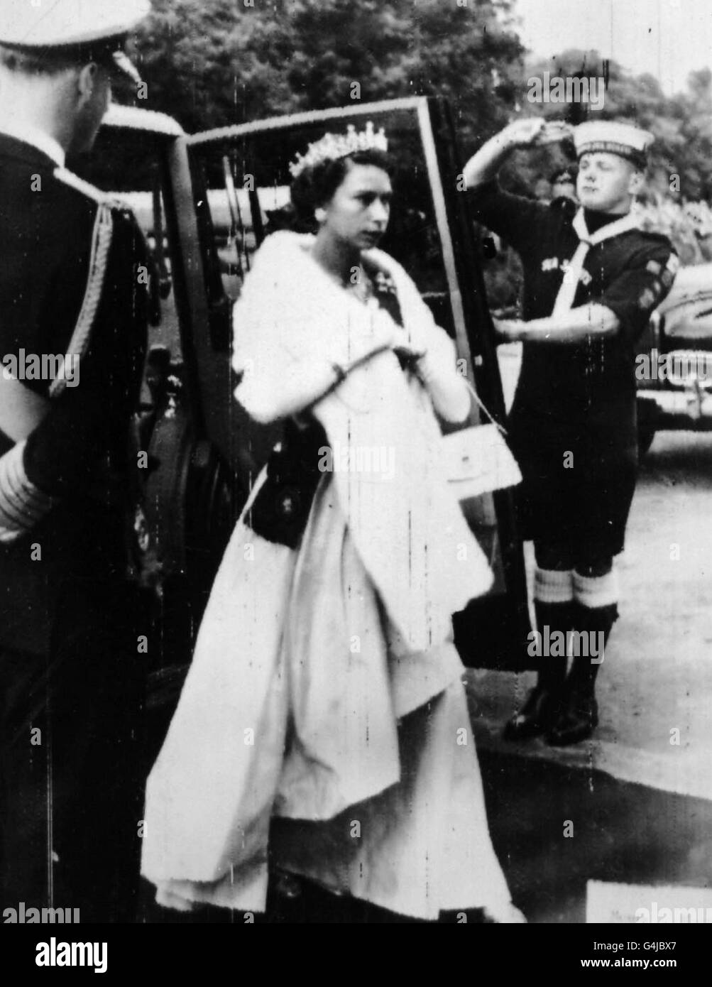 ** eingescannte Low-Res aus Kontakt** Queen Elizabeth II wird von einem Sea Scout begrüßt, als sie im Parliament House in Hobart ankommt, um das tasmanische Parlament zu eröffnen. Stockfoto