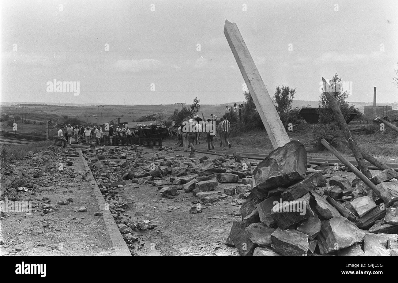 Geschärfte, etwa zehn Meter lange, in die Straße eingebettete Pfähle, um Polizeipferde abzuschrecken, als die Polizei der Anti-Riot-Truppe gegen die Orgreave-Koksfabrik in Yorkshire kämpfte. Stockfoto Geschärfte, etwa zehn Meter lange, in die Straße eingebettete Pfähle, um Polizeipferde abzuschrecken, als die Polizei der Anti-Riot-Truppe gegen die Orgreave-Koksfabrik in Yorkshire kämpfte. Stockfoto