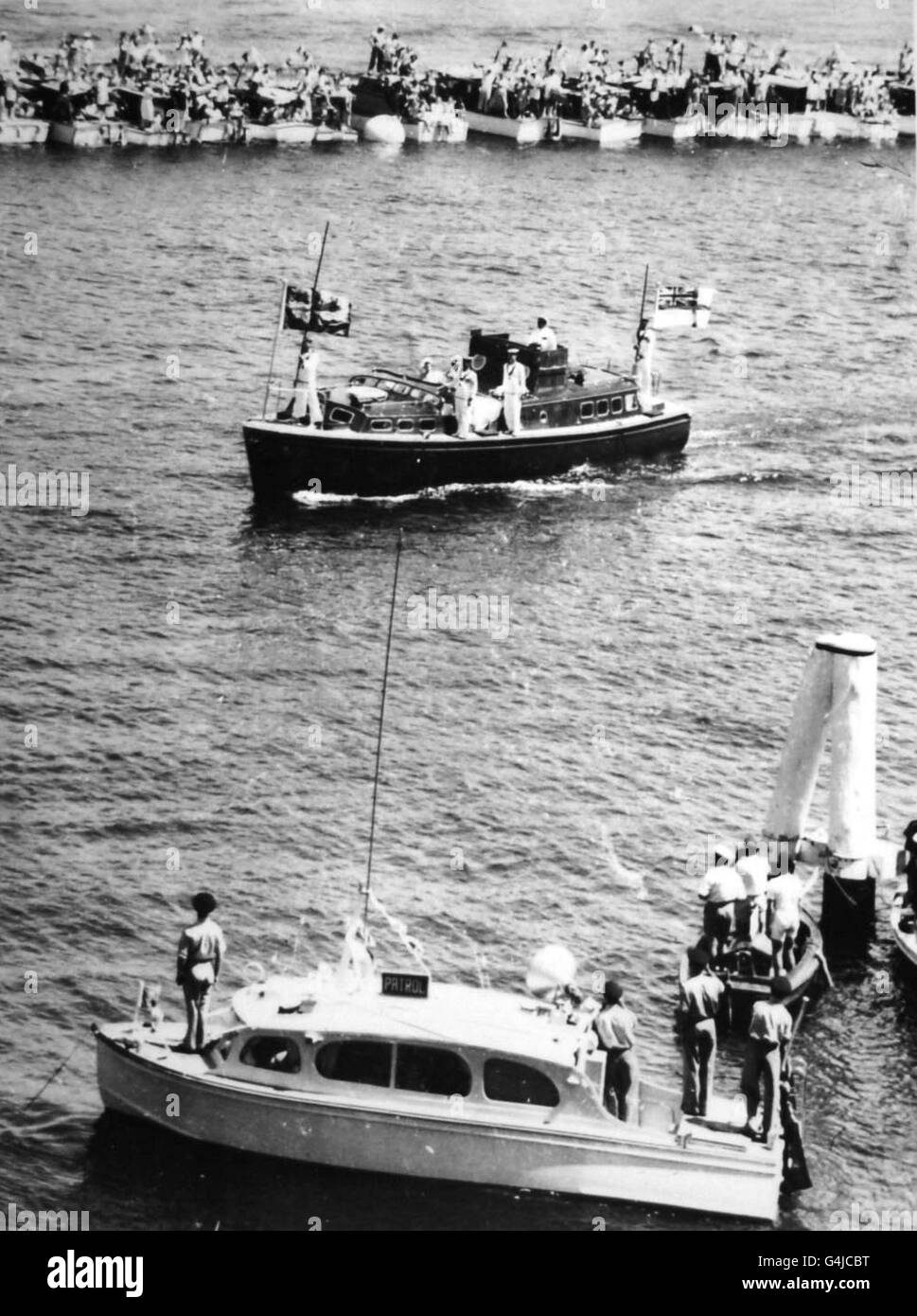 Australier begrüßen die Königin und den Herzog von Edinburgh, als sie mit dem Royal Barge vom Schiff Gothic den Hafen von Sydney überqueren und auf Farm Cove landen. Stockfoto