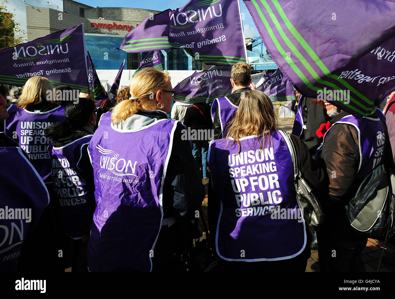 Unison-Mitglieder protestieren gegen Kürzungen vor dem ICC in Birmingham, dem Veranstaltungsort der Lib dem Conference. Stockfoto