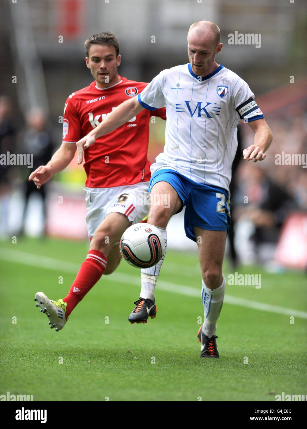 Fußball - npower Football League One - Charlton Athletic gegen Chesterfield - The Valley. Charltons Rhoys Wiggens und Drew Talbot von Chesterfield während des Npower Football League One-Spiels im Londoner Valley. Stockfoto