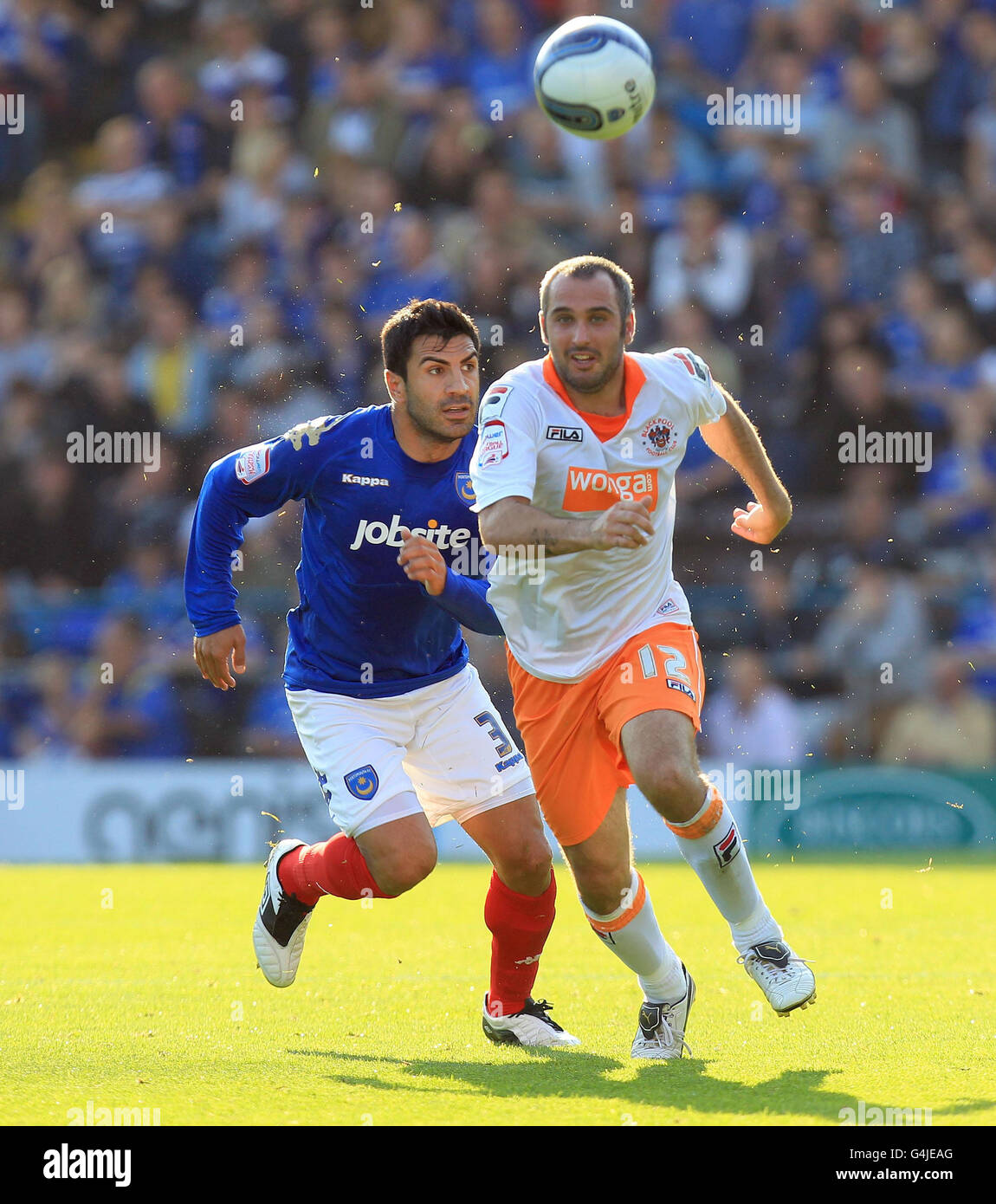 Gary Taylor-Fletcher von Blackpool kommt während des Npower Football League Championship-Spiels im Fratton Park, Portsmouth, von Joel ward aus Portsmouth weg. Stockfoto