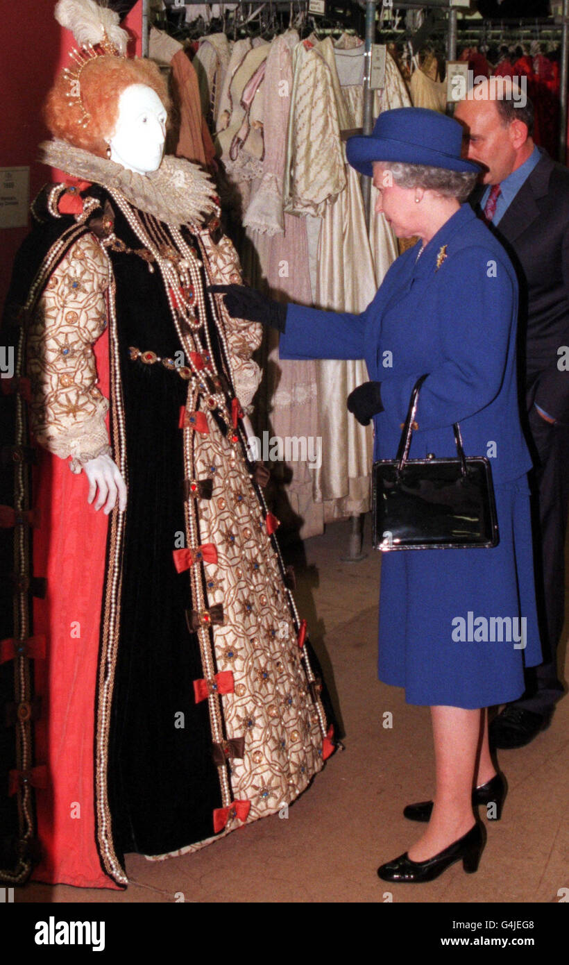 Ihre Majestät die Königin besuchte die Kostüm- und Produktionsabteilung Angels and Berman in Camden, London, wo sie heute (Donnerstag) Kostüme aus dem Film „Shakespeare in Love“ zeigte. Das Bild zeigt Ihre Majestät, die Königin, die ein Kostüm für Königin Elizabeth 1 inspiziert. SUN ROTA BILD VON PAUL EDWARDS Stockfoto