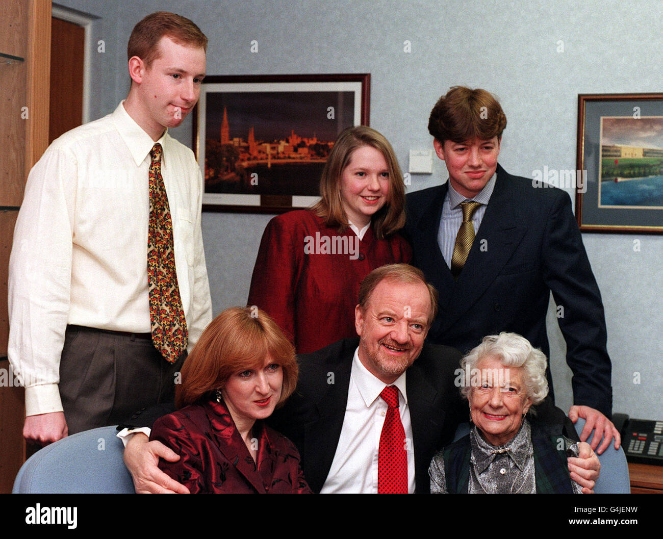 Robin Cook mit Familie Stockfoto
