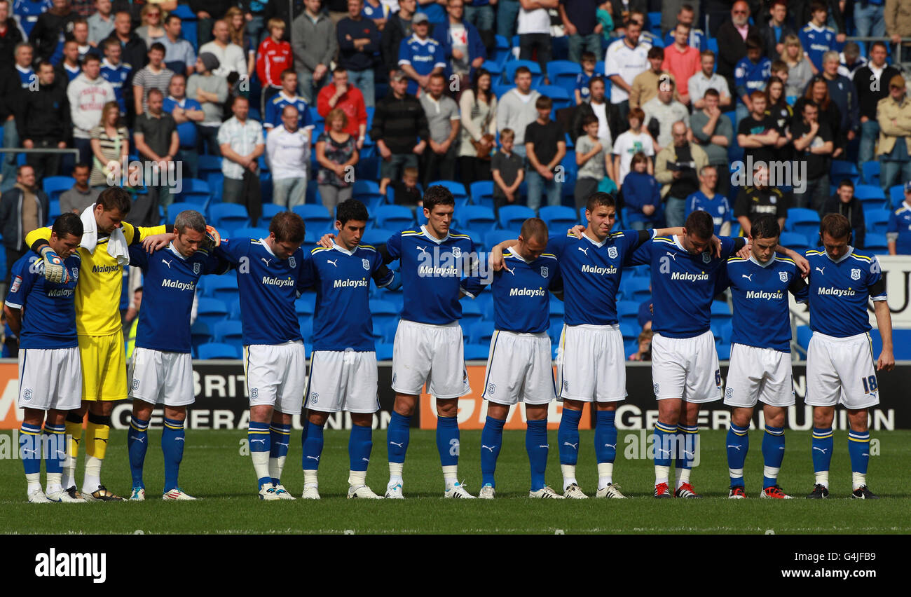 Die Spieler von Cardiff City zollen während des Spiels der npower Football League Championship im Cardiff City Stadium, Cardiff, ihren Respekt während der Schweigeminute der vier Bergleute von Swansea. Stockfoto