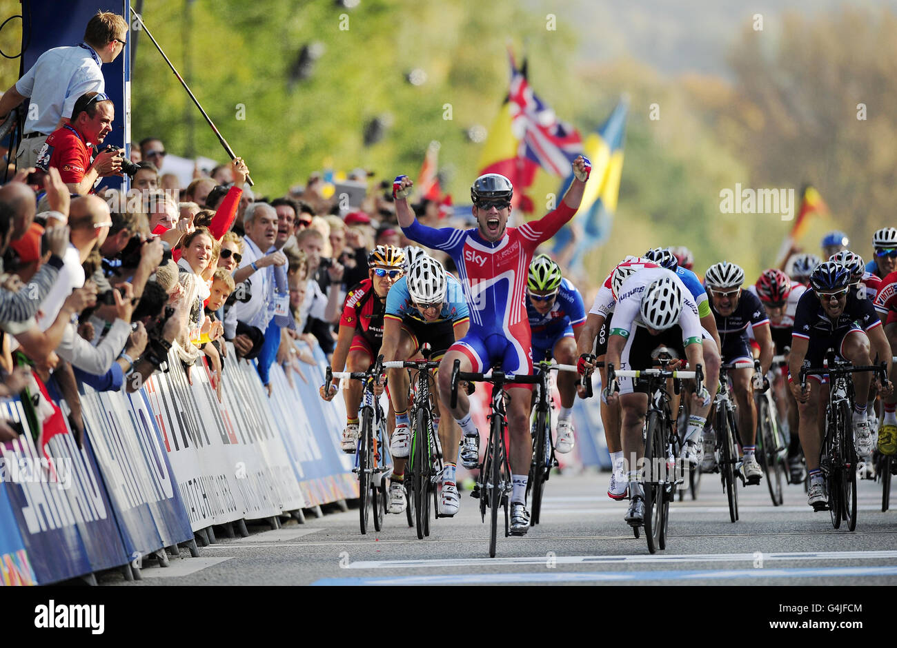 Der britische Mark Cavendish feiert seinen Sieg beim Men's Road Race am siebten Tag der UCI Road Race World Championships in Kopenhagen. Stockfoto