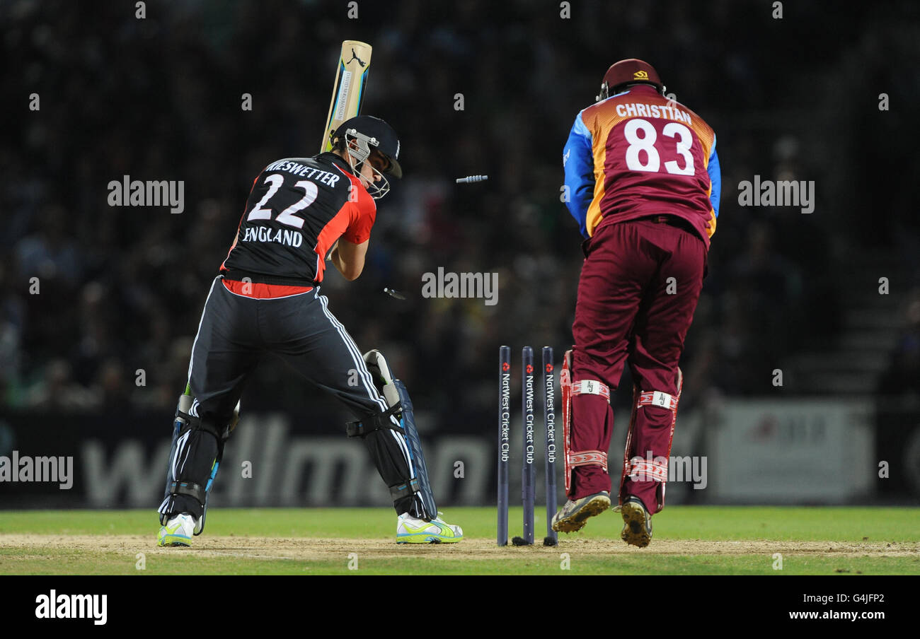 Der englische Craig Kieswetter wird während des NatWest International Twenty20-Spiels beim Kia Oval in London von Garey Mathurin von West Indies gewirtet. Stockfoto