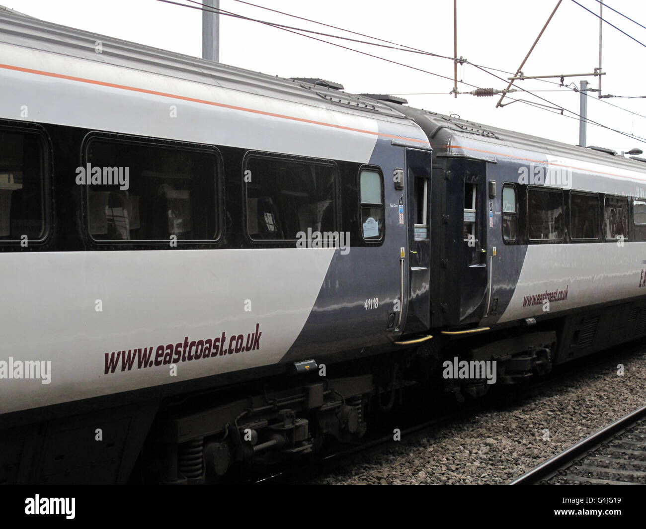 Ein Ostküstenzug fährt durch Grantham Station in Richtung Norden von England. Stockfoto