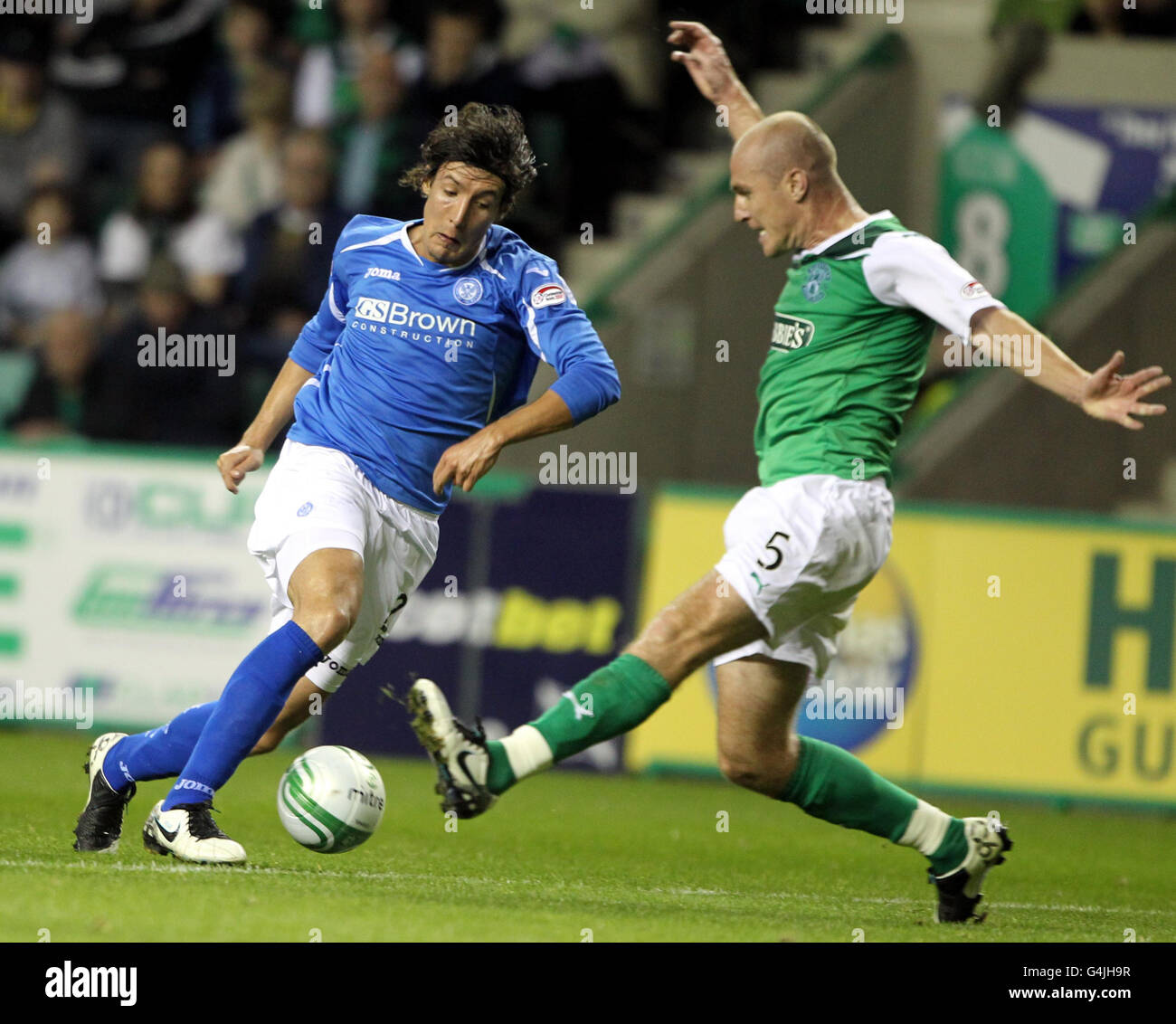 Hibernians Sean O'Hanlon (rechts) fordert St. Johnstones Francisco Sandaza während des Spiels der Clydesdale Bank Scottish Premier League in der Easter Road in Edinburgh heraus. Stockfoto