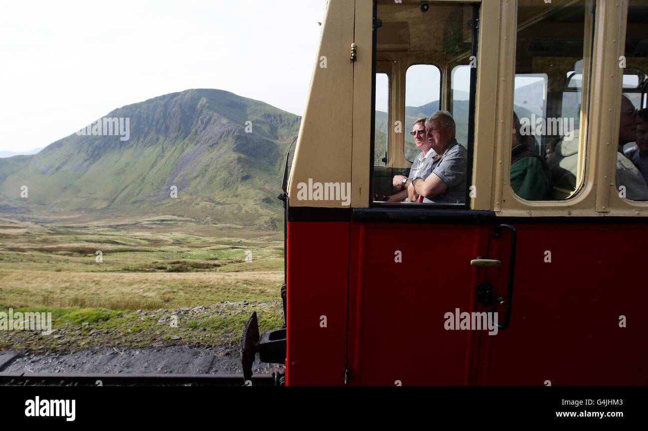 Ein generisches Stockfoto von Touristen, die mit der Snowdon Mountain Railway in Snowdonia, Wales, den Mount Snowdon hochfahren. Stockfoto