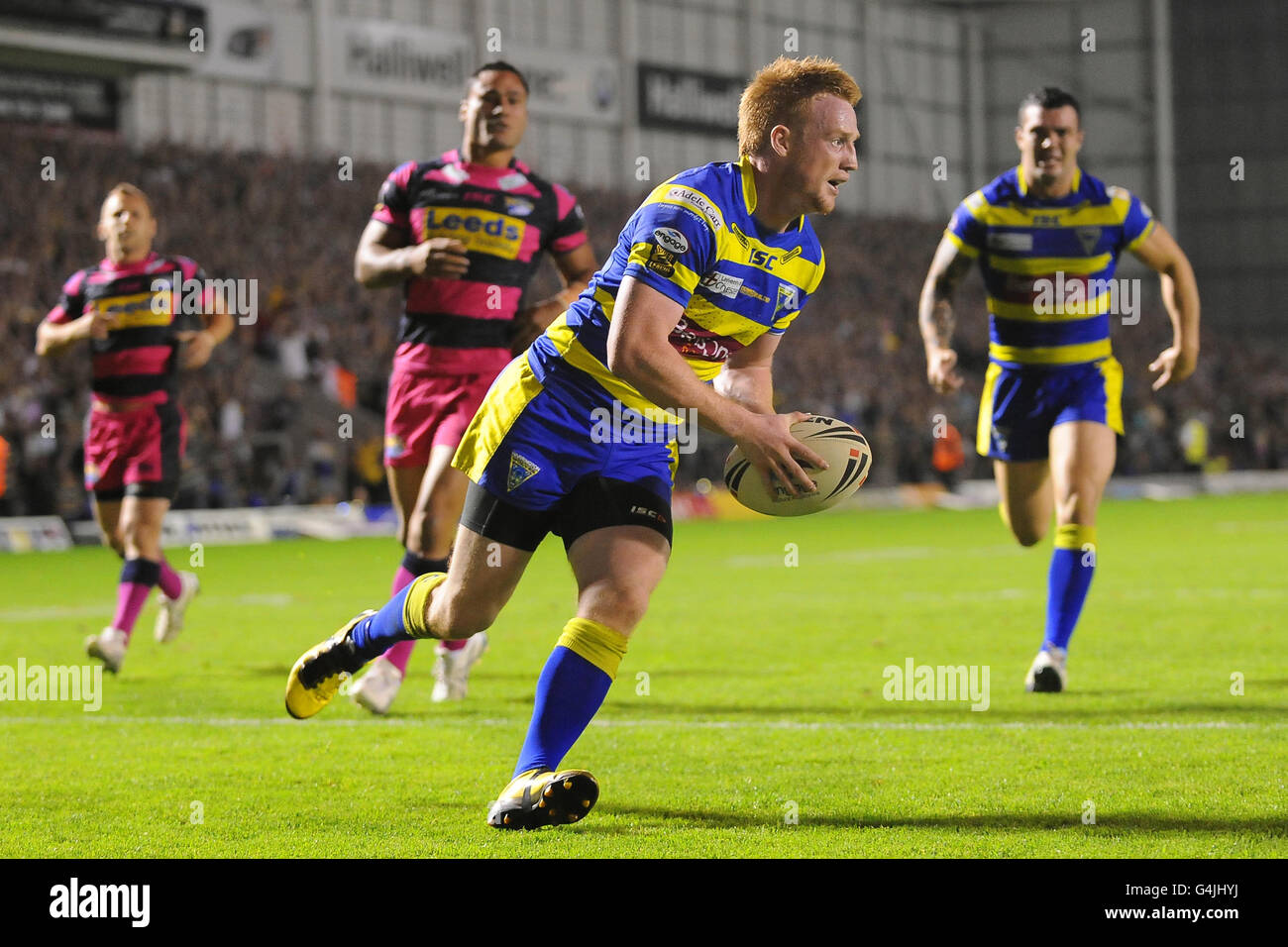 Chris Riley von Warrington Wolves geht rüber, um einen Versuch während des Engage Super League, Halbfinalmatches im Halliwell Jones Stadium, Warrington, zu machen. Stockfoto