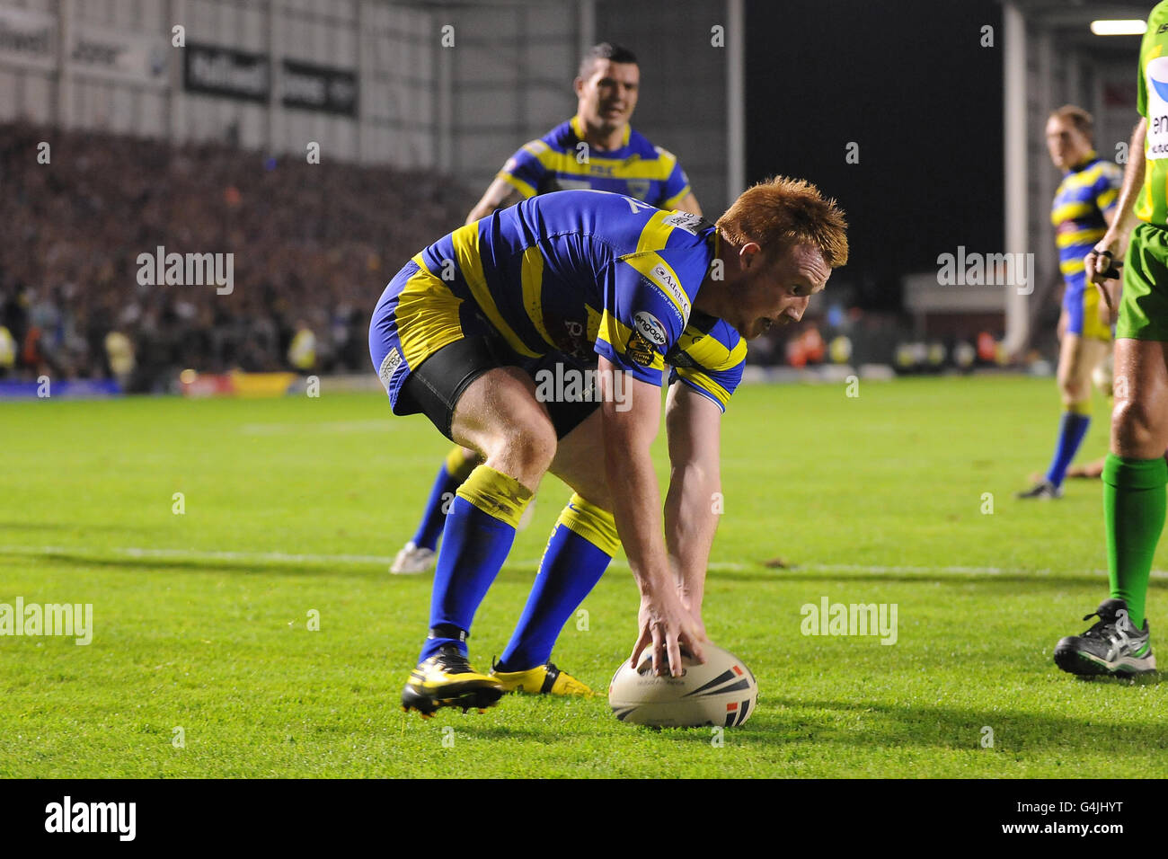 Chris Riley von Warrington Wolves geht rüber, um einen Versuch während des Engage Super League, Halbfinalmatches im Halliwell Jones Stadium, Warrington, zu machen. Stockfoto