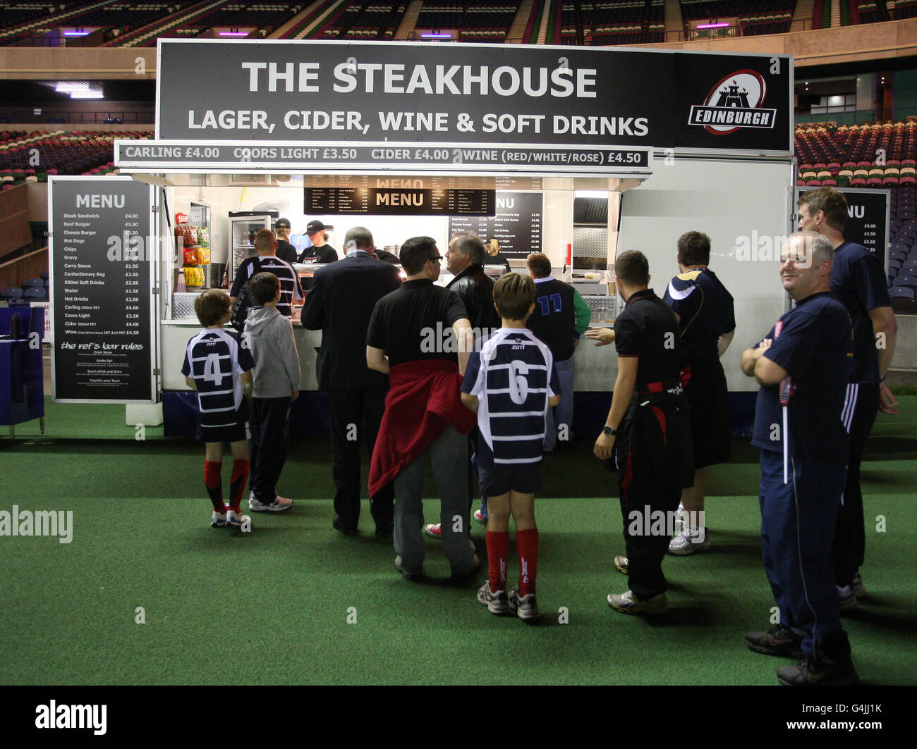 Die Fans freuen sich vor dem RaboDirect pro 12 Spiel in Murrayfield, Edinburgh. Stockfoto