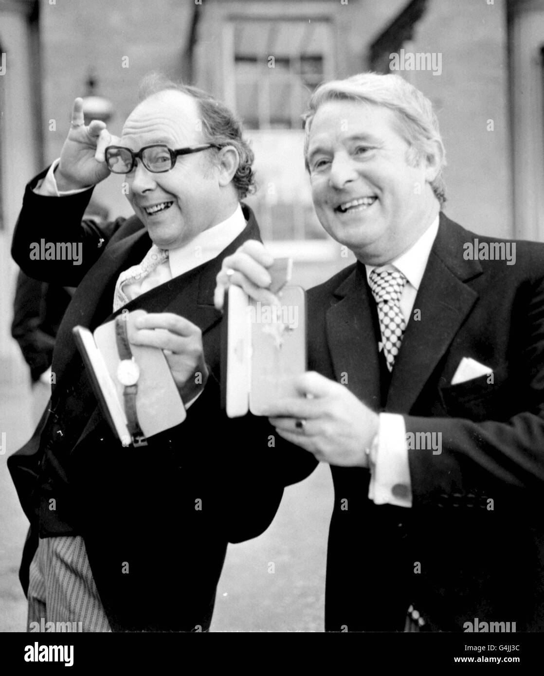 Der legendäre Comedy-Doppelakt Eric Morecambe (links) und Ernie Wise empfangen ihre OBE von der Queen im Buckingham Palace. 21/3/99 Comedian Ernie Wise starb heute Morgen im Krankenhaus, sagte seine Frau Doreen. Er war 73 Jahre alt. Stockfoto