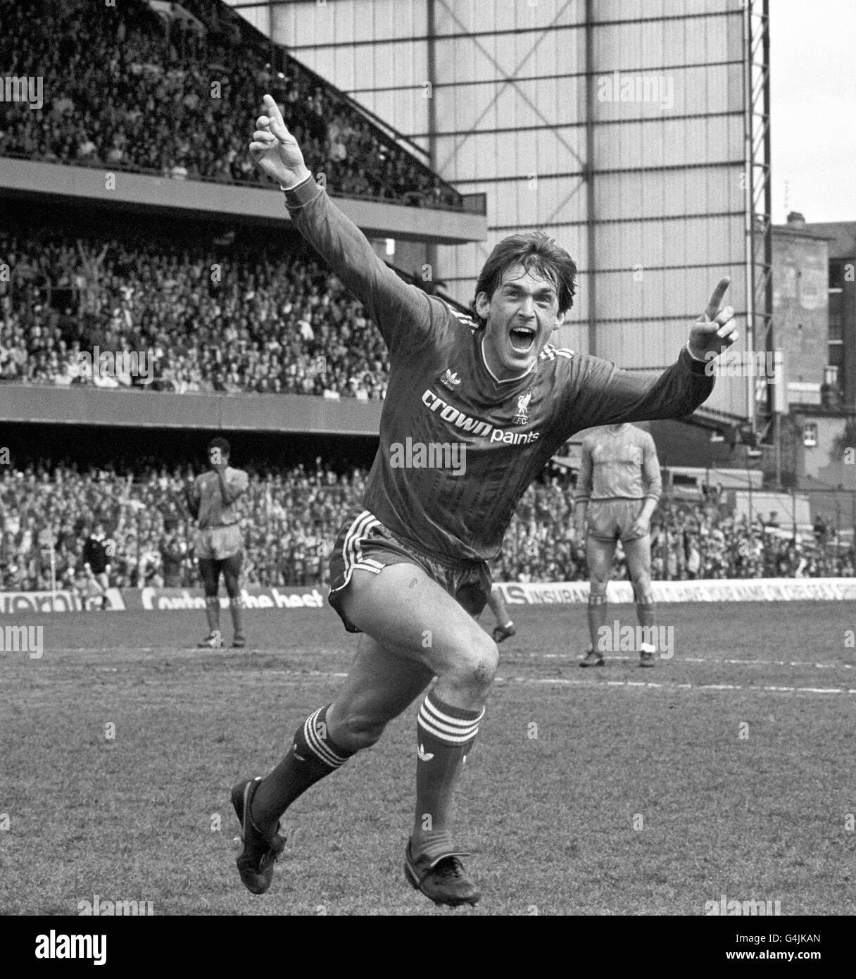 Liverpools Spieler/Manager Kenny Dalglish zeigt seine Freude, nachdem er in der 23. Minute des Spiels Vital Division One gegen Chelsea in Stamford Bridge das Siegtreffer erzielt hat. Der Sieg von 1-0 sicherte Liverpool die Meisterschaft in der ersten Division. Stockfoto