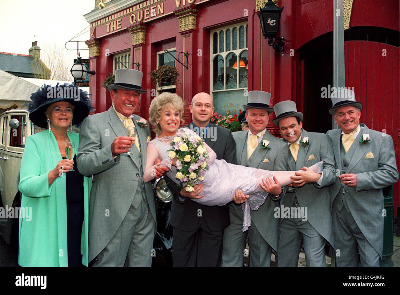 EastEnders Hochzeit/Queen Vic Stockfoto