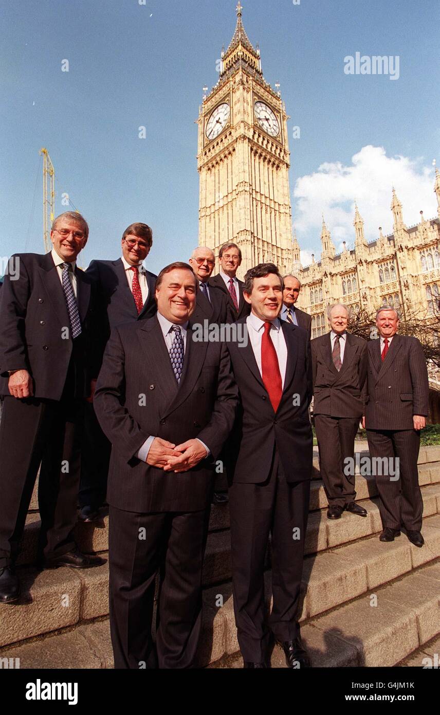 Der stellvertretende Premierminister John Prescott (vorne links) und Kanzler Gordon Brown (vorne rechts) mit sieben der acht Vorsitzenden der in London gestarteten Regionalentwicklungsagenturen, die mit den kommerziellen Bedürfnissen der englischen Regionen beauftragt sind. * von links: Graham Hall (Yorkshire und Humber); Derek Mapp (E Midlands), Lord Thomas von Macclesfield (Nordwesten); Sir Michael Lipkiss (Südwesten); Alan Willett (Südosten); Vincent Watts (Osten); John Bridge (Nordosten). Stockfoto