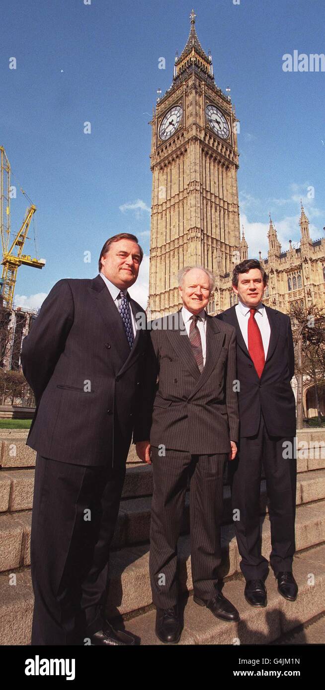 Der stellvertretende Premierminister John Prescott (links) und der Kanzler Gordon Brown (rechts) mit einem der acht Vorsitzenden der regionalen Entwicklungsagenturen, Vincent Watts (Eastern), die in London ins Leben gerufen wurden. * die regionalen Entwicklungsagenturen sind von Unternehmen geleitete Gremien, die mit der Bewältigung der kommerziellen Bedürfnisse der englischen Regionen beauftragt sind. Stockfoto