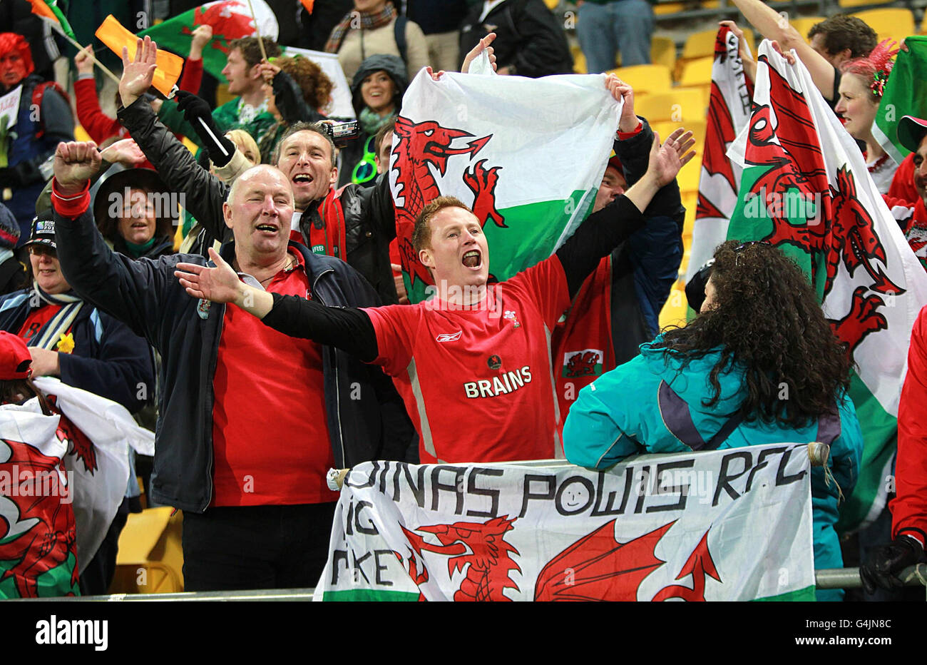Wales-Fans feiern den Sieg beim Rugby-Weltmeisterschaft-Viertelfinale 2011 im Wellington Regional Stadium, Wellington. Stockfoto