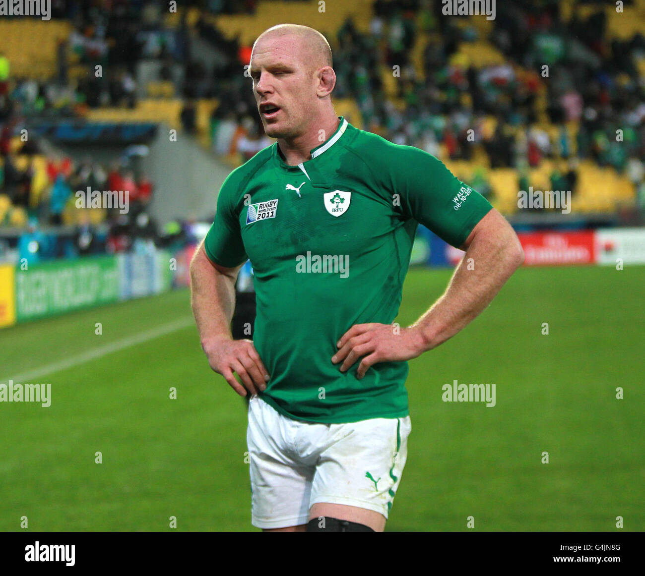 Der irische Paul O'Connell ist nach dem Rugby-Weltmeisterschaft-Viertelfinale 2011 im Wellington Regional Stadium, Wellington, niedergeschlagen. Stockfoto