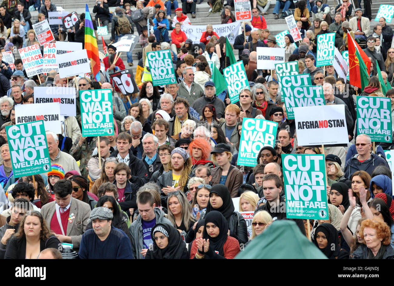 Auf dem Londoner Trafalgar Square versammeln sich Menschen zu einer Massendemonstration gegen den Krieg zum 10. Jahrestag des Afghanistankrieges. Stockfoto