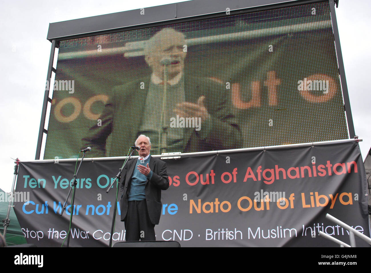 Tony Benn spricht auf dem Trafalgar Square in London über eine Anti-Kriegs-Massendemonstration anlässlich des 10. Jahrestages des Afghanistan-Krieges. Stockfoto