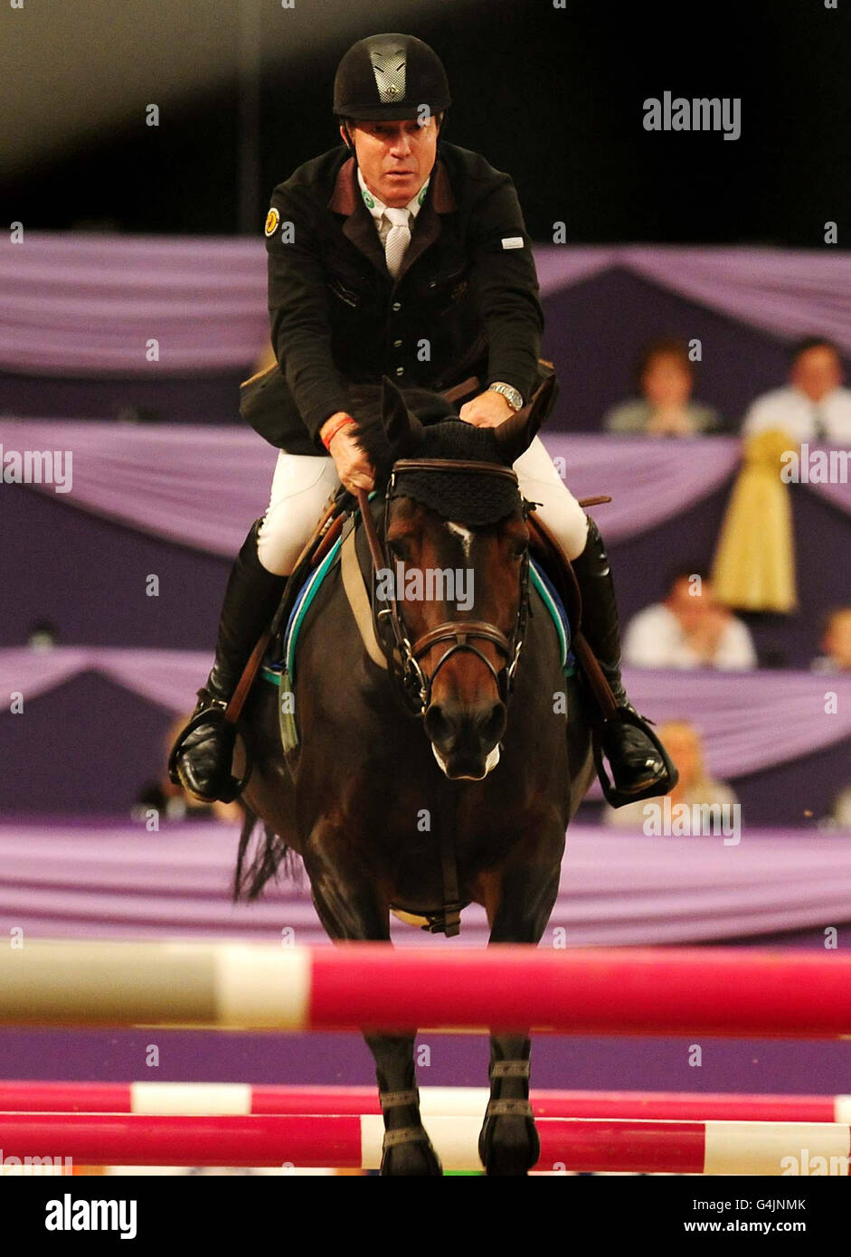 Der britische Michael Whitaker gewinnt die Sky Sports Trophy während der Horse of the Year Show 2011 im NEC, Birmingham. Stockfoto