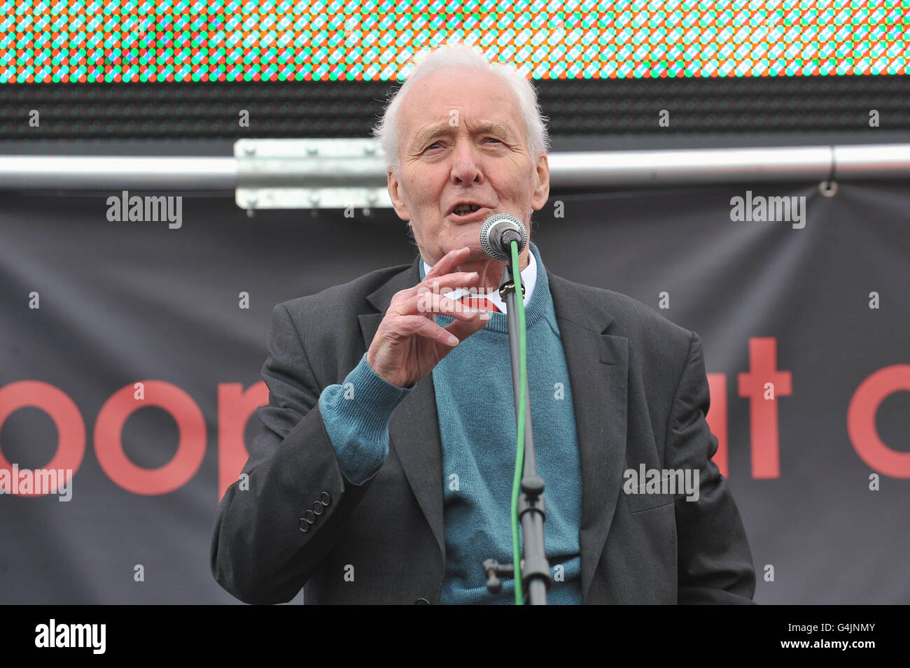 Tony Benn spricht auf dem Trafalgar Square in London über eine Anti-Kriegs-Massendemonstration anlässlich des 10. Jahrestages des Afghanistan-Krieges. Stockfoto