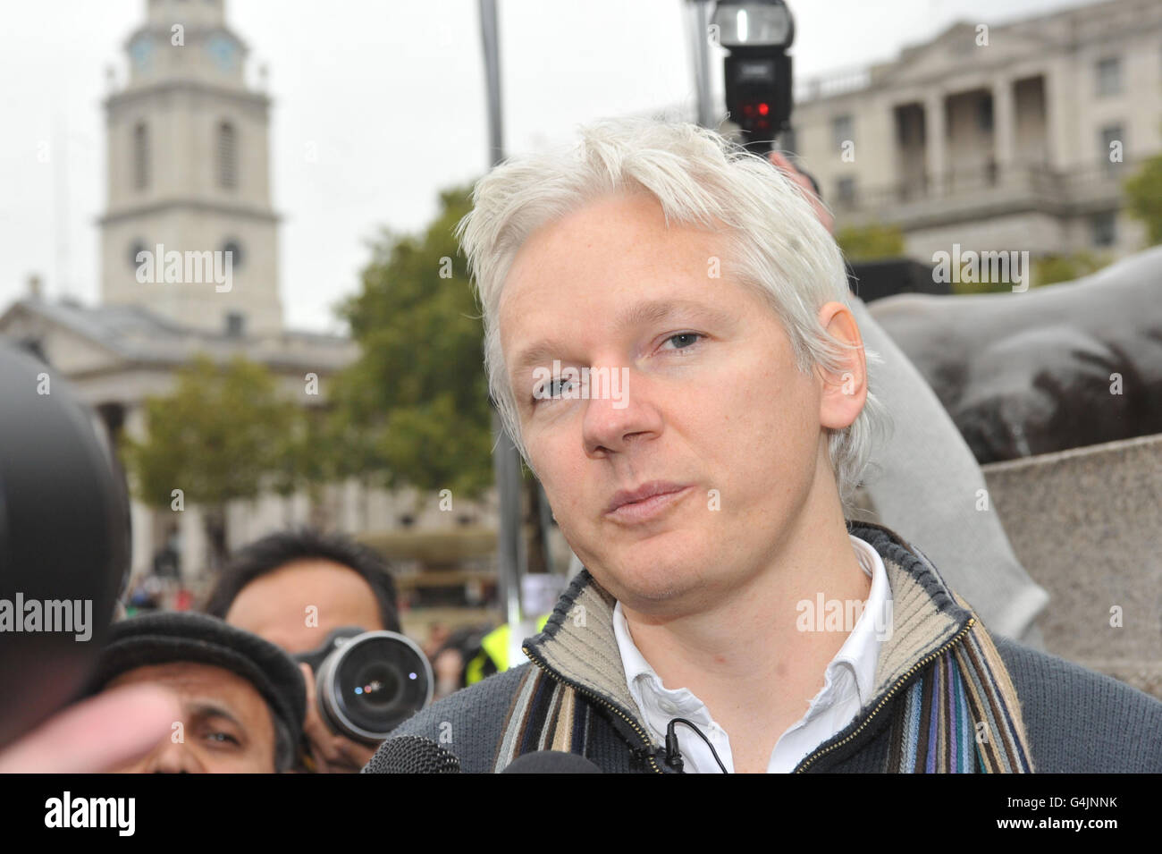 Julian Assange nimmt an einer Anti-Kriegs-Massendemonstration zum 10. Jahrestag des Afghanistankrieges auf dem Trafalgar Square in London Teil. Stockfoto