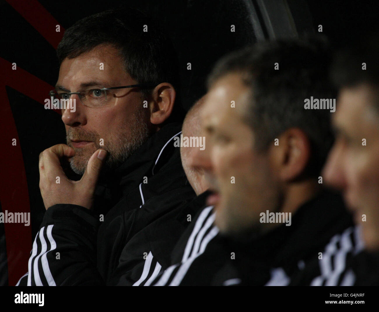 Fußball - UEFA Euro 2012 - Gruppe I - Liechtenstein - Schottland - Rheinpark Stadion. Schottland-Manager Craig Levein beobachtet sein Team während des UEFA-EM 2012-Qualifying-Spiels im Rheinpark Stadion, Vaduz, Liechtenstein. Stockfoto