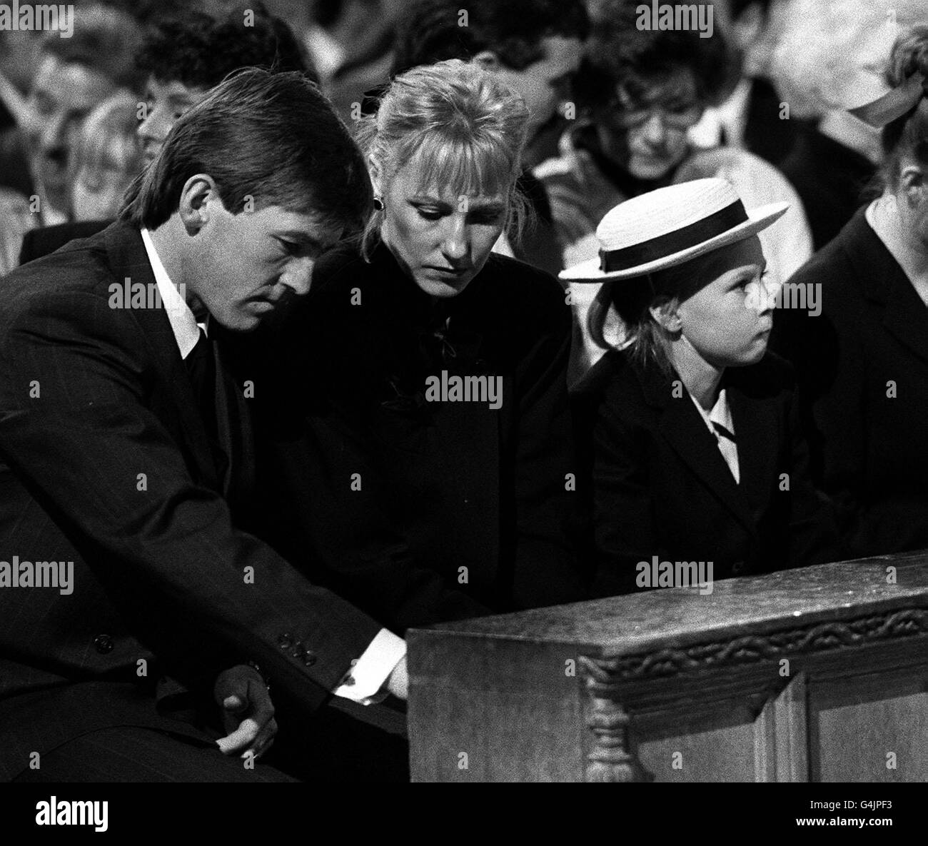 PA-NEWS FOTO 29.04.89 LIVERPOOL MANAGER KENNY DALGLISH, SEINER FRAU MARINA UND TOCHTER KELLY WÄHREND DER TRAUERFEIER FÜR DIE OPFER DER TRAGÖDIE HILLSBOROUGH FUßBALL, BEI LIVERPOOLS ANGLIKANISCHE KATHEDRALE. Stockfoto