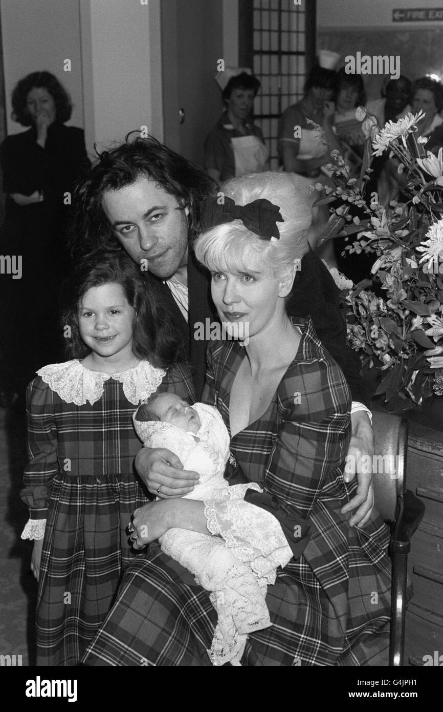 Rockstar Bob Geldof, seine Frau, TV-Moderatorin Paula Yates und ihre fünfjährige Tochter Fifi Trixie-Belle zeigen im St. Mary's Hospital in Paddington, London, den neuen Nachwuchs ihrer Familie, ein noch unbenanntes Mädchen (später Peaches genannt). Stockfoto